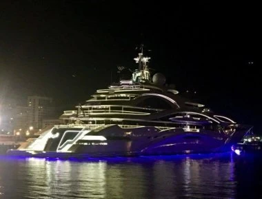 Έκπληκτοι στη Σούδα με το υπερπολυτελές γιοτ – Δείτε σε ποιον Εμίρη ανήκει (φωτο)